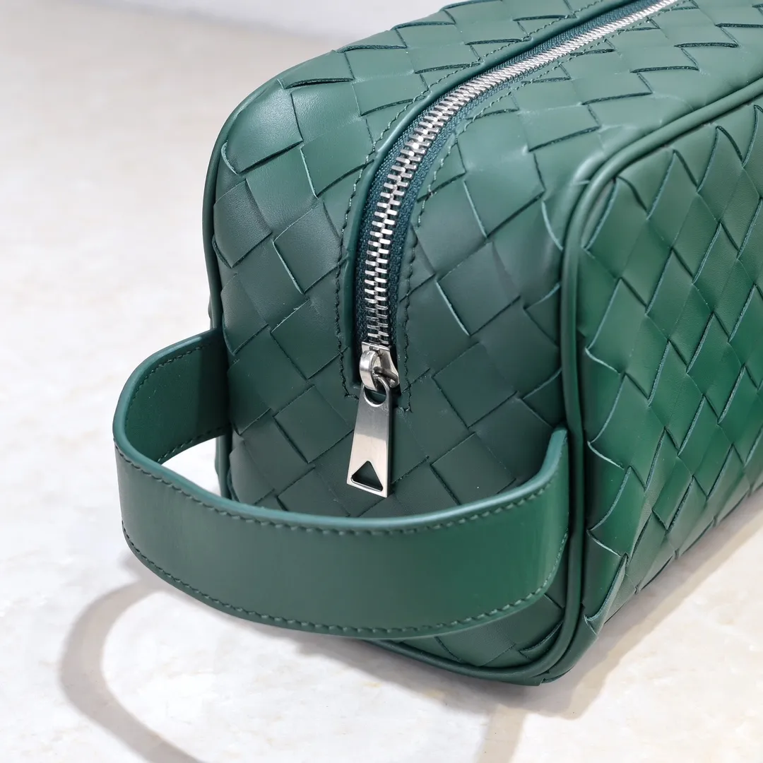 Batch 1280 BOTTEGA VENETA 2024 new INTRECCIATO classic toiletry bag, the choice of discerning people. The low-key luxury quality is the interpretation of its brand. If you like low-key BV, it is the first choice~~ Style number: 7799 Size: 26*13*10cm